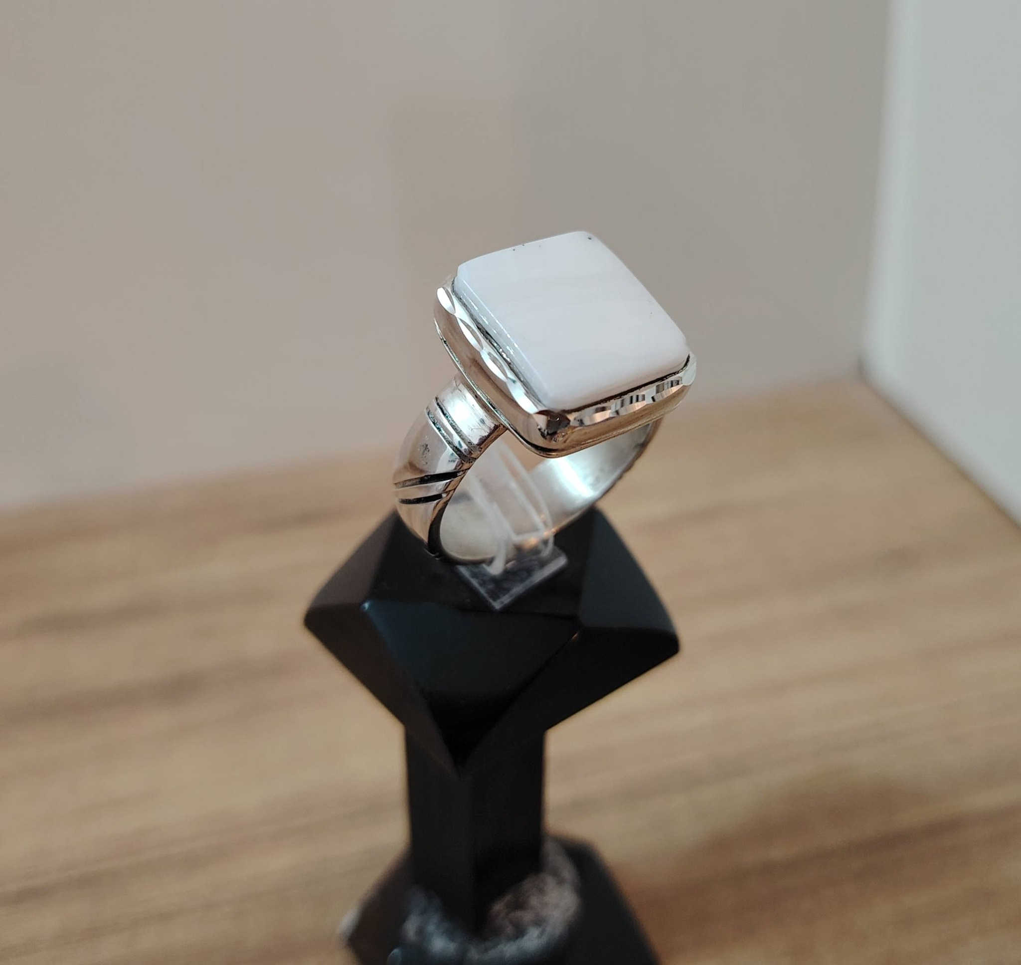 خاتم من حجر العطف الطبيعي البحري
صياغه ثقيلة وجميلة فضه عيار ٩٢٥
يوجد توصيل إلى جميع المحافظات
التواصل ع الخاص او ع الواتساب ***********
