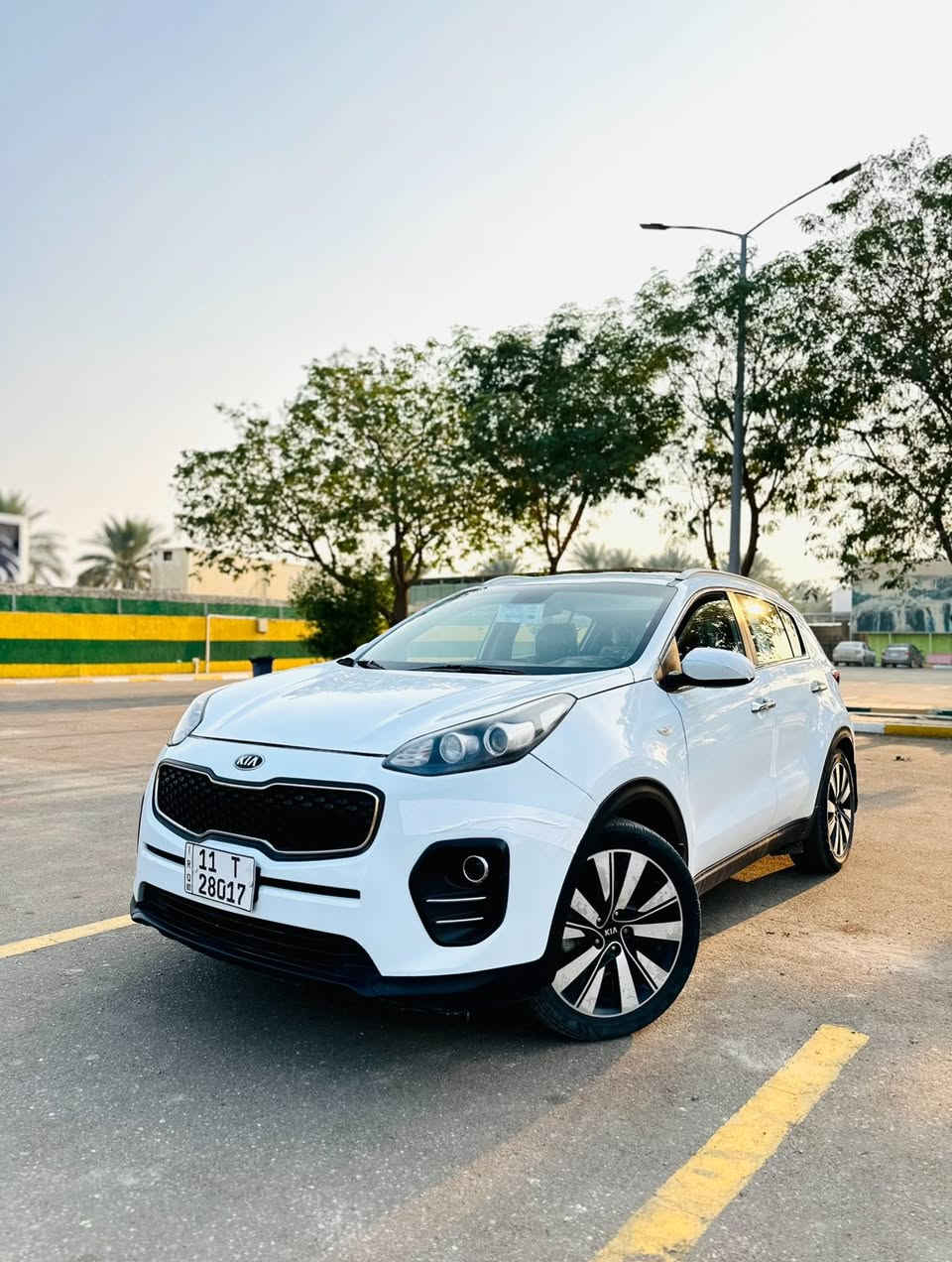 السلام عليكم 
Kia Sportage 
الموديل 2018 
السياره خليجيه كفاله عامه 
______
محرك 2000 دوش 
حساسات اماميه
حساسات خلفيه 
زراك لايت 
كامره دواره 
شاشه
قطعتين تبريد 
تحكمات ستيرين 
مري شفط 
ويل كاب كروم 
____
السعر 183
مكان السياره بابل
***********

