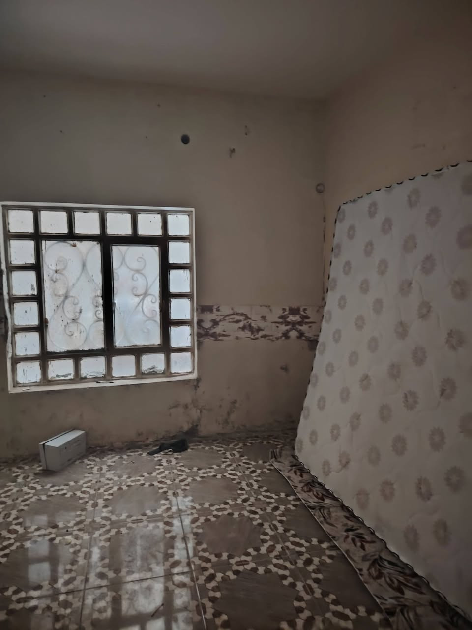 بيت ١٠٠م ركن واجهه ١٠م طابقين يحتاج ترتيب واجهه البيت وترتيب داخلي بسيط ٣غرف نوم صالتين ٢حمام صحيات طارمه مطبخ كبير حي الأمين شارع الحر خلف مجمع همسه للإلكترونيات شارع عرض ٨متر خدمات مجاري للباب طابو زراعي سند ٢٥ إقرار محكمه من المالك مباشرة سعر ٦٥ قابل للتفاوض للاستفسار مكتب الأوس للعقار ابو سجاد*********** ابو وائل ***********
