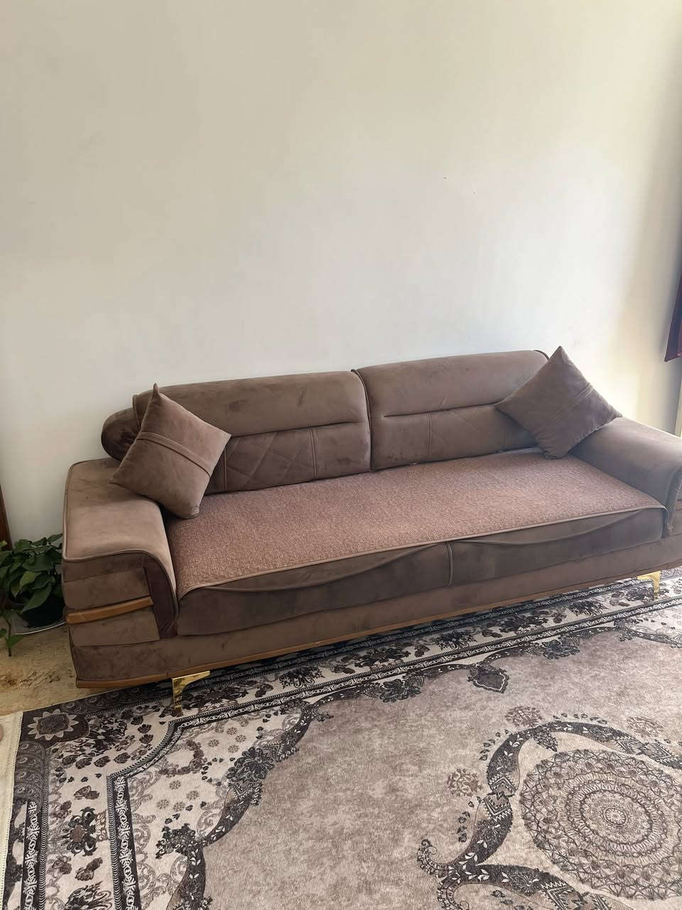 ميز طعام مع أربع كراسي اخو جديد سعرة ١٣٥ وميز بلازمة مع رفوف جديد كلش سعرة ٦٠ وقنفة تركي تتحول سرير سعرها ٨٥ جزامة وميز مكتبي اثنينهم ب٣٥مكان بغداد واتساب ***********
