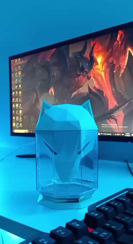 17 والتوصيل مجاني
- مرطب الهواء Guardian Humidifier جهاز يجمع بين التصميم الجمالي المبتكر على شكل رأس ذئب/ثعلب هندسي مع وظائف ترطيب وتنقية الهواء الأساسية. يعتبر إضافة أنيقة لأي ديكور منزلي أو مكتبي.

٠ تصميم فريد: يتميز بتصميم عصري وجذاب على شكل وجه ذئب/ثعلب، مما يجعله قطعة ديكور مميزة.

٠ تقنية الموجات فوق الصوتية: يعمل بتقنية الموجات فوق الصوتية لإنتاج رذاذ بارد وناعم، مما يجعله هادئًا للغاية ومثاليًا للاستخدام أثناء النوم أو العمل.

٠ إضاءة LED ليلية: يشتمل على ضوء ليلي ملون (في بعض النماذج) أو عيون الذئب المضيئة، مما يضيف جوًا مريحًا ومهدئًا للغرفة.

٠ وظيفة موزع للروائح (Aroma Diffuser): يحتوي على درج مخصص لإضافة الزيوت العطرية، مما يتيح تعطير الجو بروائح مفضلة لخلق جو من الاسترخاء والعلاج العطري.

٠ سعة مناسبة: يأتي غالبًا بسعة خزان مياه تتراوح حوالي 650 مل، مما يوفر وقت تشغيل طويل نسبيًا.

٠ يعمل بـ USB: يتم تشغيله عادةً عبر منفذ USB، مما يجعله محمولاً وسهل الاستخدام في أماكن مختلفة مثل المكتب أو غرفة النوم.

- الجهد الكهربي المقدر: 5 فولت تيار مستمر

- التيار المقدر: 1 أمبير

- خزان المياه: 650 مل

- حجم الرش: 30 مل + 5 مل/ساعة

- مادة المنتج: ABS، PS، سيليكون، أجزاء إلكترونية

- باختصار، إنه منتج عملي وذو مظهر مميز يساعد على تحسين جودة الهواء وإضافة لمسة جمالية وعطرية لمحيطك.


**إذا كنت صاحب هذا الإعلان وتريد حذفه لأي سبب، رجاءا أرسل رسالة إلى الدعم الفني**