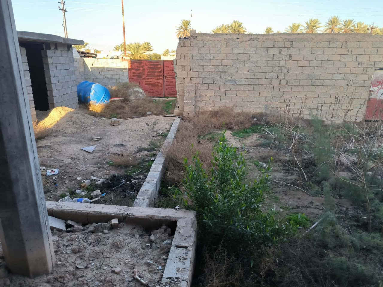 السلام عليكم هيكل للبيع طابقين مساحة400متر بي4غرف 5*5وصالة10*4ومطبخ6*5وستقبال6*4وحديقة وقف قادري منطقة ابوجسرة على شارع العام خاص مامتواجد للاتصال***********
