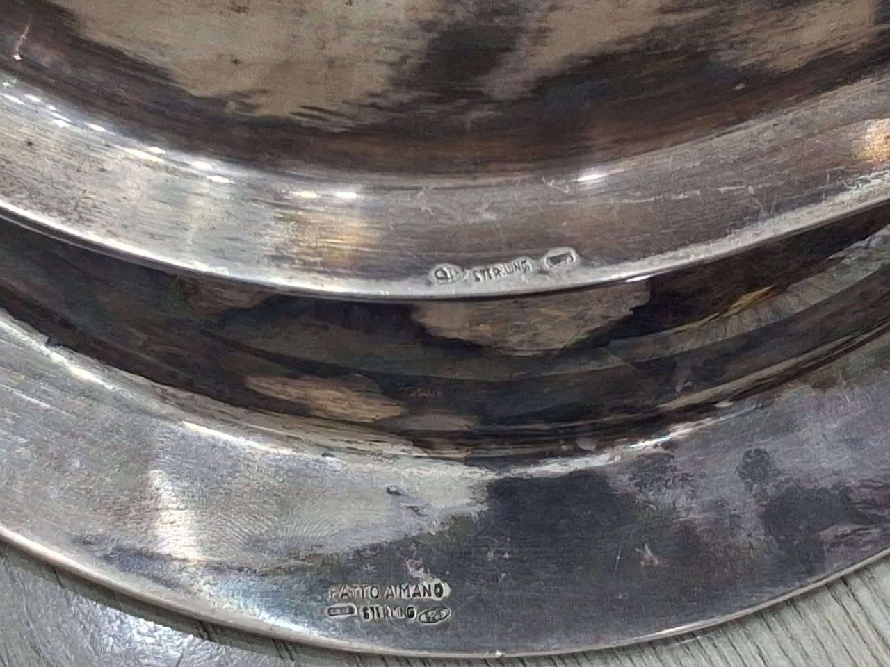 #للبيع_نوادر الصناعة الإيطالية للبيع طبق فضة مع غطاء, إيطالي مختوم عيار 925
الوزن 1700 gr.
المواصفات:
 القطعة مصنوعة من الفضة الإسترلينية (Sterling Silver)،  
FATTO A MANO:
 عبارة إيطالية تعني "صُنع يدوياً" (Handmade)، 
 أن القطعة تم تنفيذها بحرفية يدوية وليست إنتاجاً آلياً ضخماً
.STERLING: 
هي تأكيد إضافي على أن المعدن هو الفضة الإسترلينية


**إذا كنت صاحب هذا الإعلان وتريد حذفه لأي سبب، رجاءا أرسل رسالة إلى الدعم الفني**