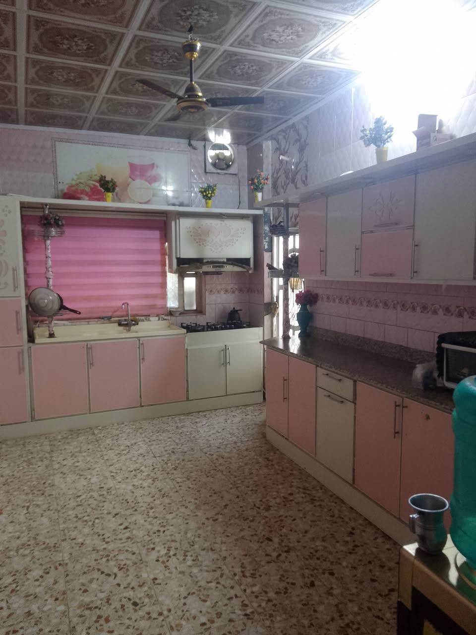 دار للبيع المساحه 190 متر متكون من غرفتين وكنيدور واستقبال ومطبخ وصحيات خارجيه لبيت كامل اي نقص مابي العنوان الباشليه قرب مولدة ليث الاستفسار ***********
