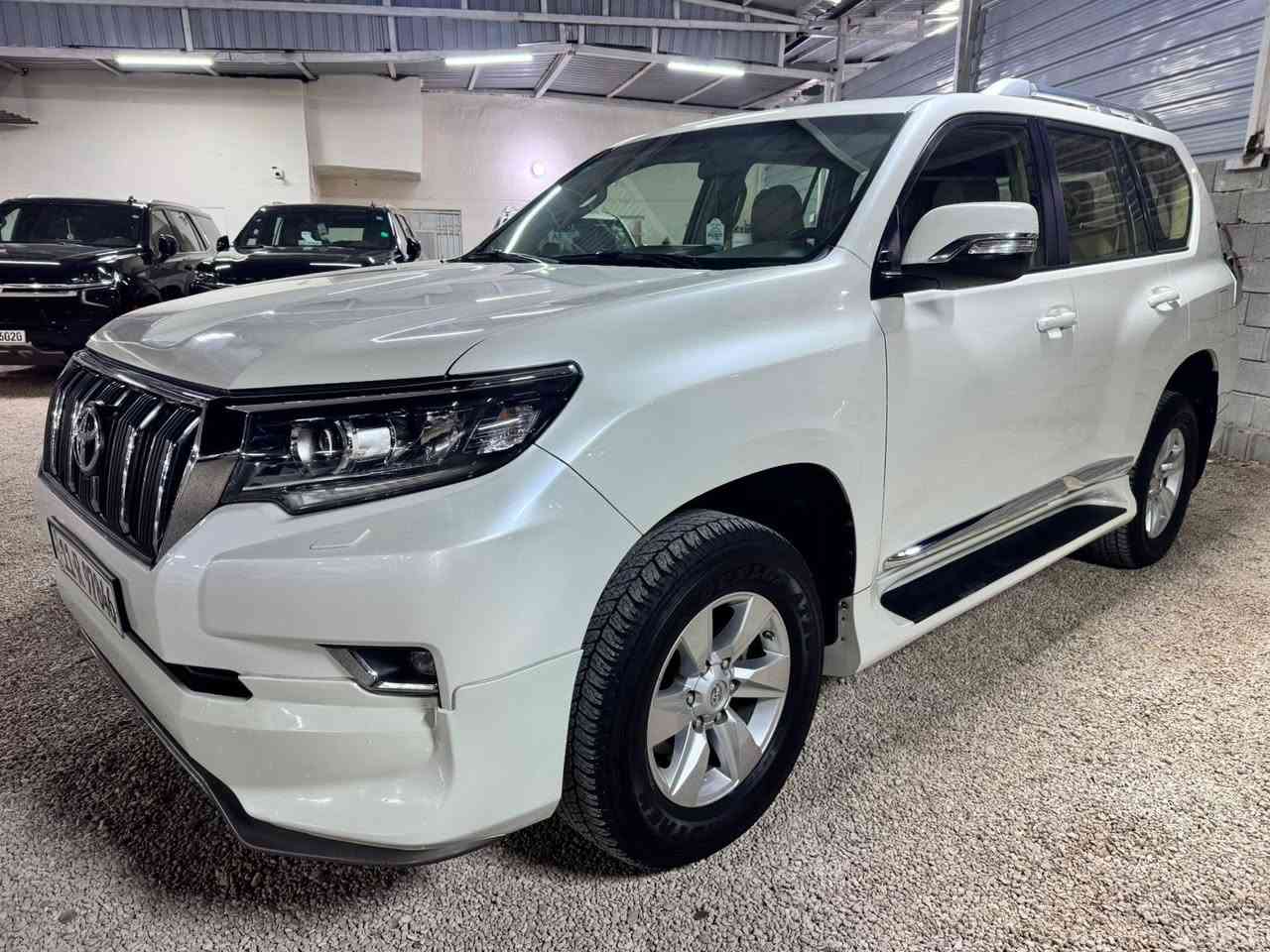 السلام عليكم ورحمة الله للبيع تيوتا برادو 2019 محرك 6 سلندر كفاله عامه حته الدعاميات لا بارد ولا صبغ تخم تاير دلوب مواصفات فول TXS كشنين كهرباء جلد مري اوتو بصمه فتحه سقف كل السياره على وضع الشركه مكان السياره بالرمادي سعرها 400 وبيها مجال قليل 
***********
