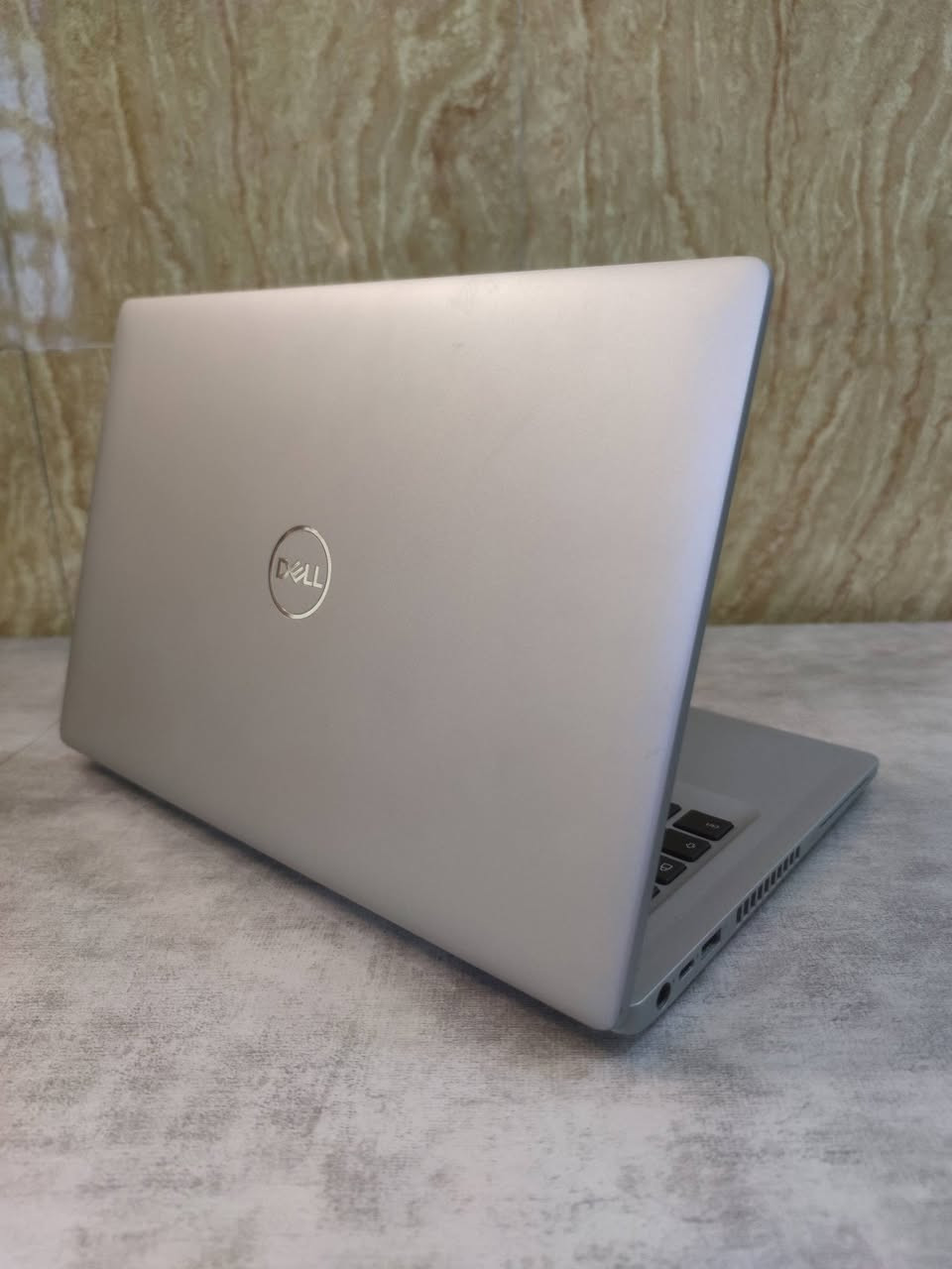 لابتوب من شركة Dell💻
المعالج كوراي5 intel

الجيل العاشر  10th 

الرام 8 كيكا DDR 4 

الذاكره 256 SSD nvme

حجم  14 انج  بدقة Full HD 

ويندوز 11برو 64بت

كارت شير بحجم 4كيكا عالي الاداء 

نظافه الابتوب 98


**إذا كنت صاحب هذا الإعلان وتريد حذفه لأي سبب، رجاءا أرسل رسالة إلى الدعم الفني**
