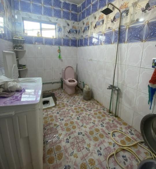 دار زراعي سند ٢٥ مساحة 540طابقين يتكون من ٥غرف نوم وصالتين كبيرة واستقبال وهول وكراجين وحديقه وحمامات داخلية وخارجية والبيت يطل على فرعين مسلح الأرضية كاشي والموقع خلف مطعم سمينه والاتصال على رقم الموبايل ***********
