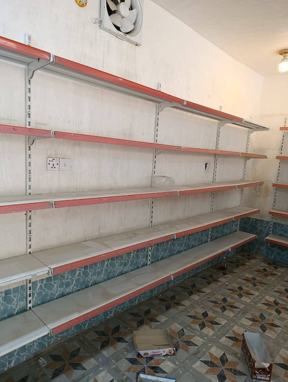 السلام عليكم 
اغراض محل للبيع ***********
