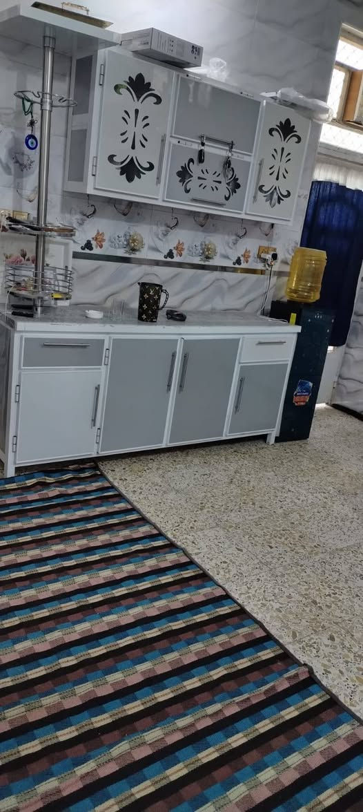 يعلن مكتب دار السلطان للعقار
عن بيع بيت في منطقة الورديه خارج مجاور معمل بلوك ابو كيره قريب على الشارع العام عرض الشارع ٨م المساحه ١٠٠م بناء حديث كامل يتكون من غرفه نوم وهول واستقبال ومطبخ ومجمع صحيات السعر ٥٥مليون وبي مجال للإستفسار الاتصال على الرقم ***********
