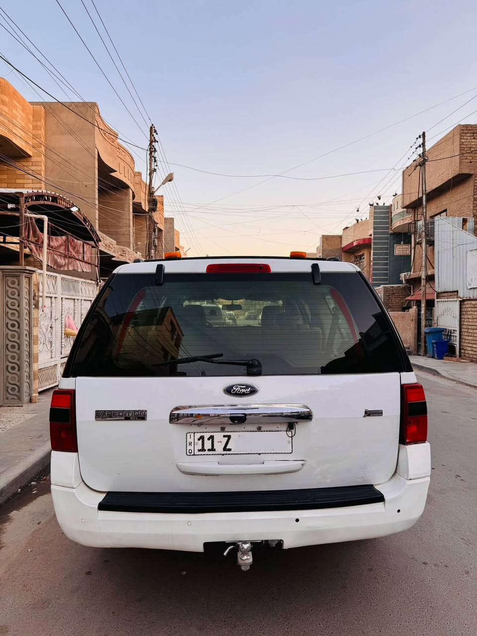 السلام عليكم 
للبيع فورد اكسبدشن 2011 
وارد خليجي صبغ جاملغ امامي فقط بدون دواخل . رقم بغداد الدولي الجديد باسمي . 
كير محرك خير من الله . 
صدر امامي خلفي جديد . تخم تاير جديد . 
تبريد ثلج . محرك 8 سلندر 5,400 . 
السياره جاهزه بدون نقص . 
السياره 9 راكب . كير تعليك . 
ثلاث قطع تبريد . تحكمات ستيرن جهتين . 
كروز سرعه . شاشه تاب . كامره خلفيه . 
كشنات كهرباء . دواسات بديك و بانزين كهرباء . 
السياره ضايفلها منضومة غاز ايطاليه 8 لتر . 
مكان السياره بغداد
للستفسار ***********متوفر واتساب
