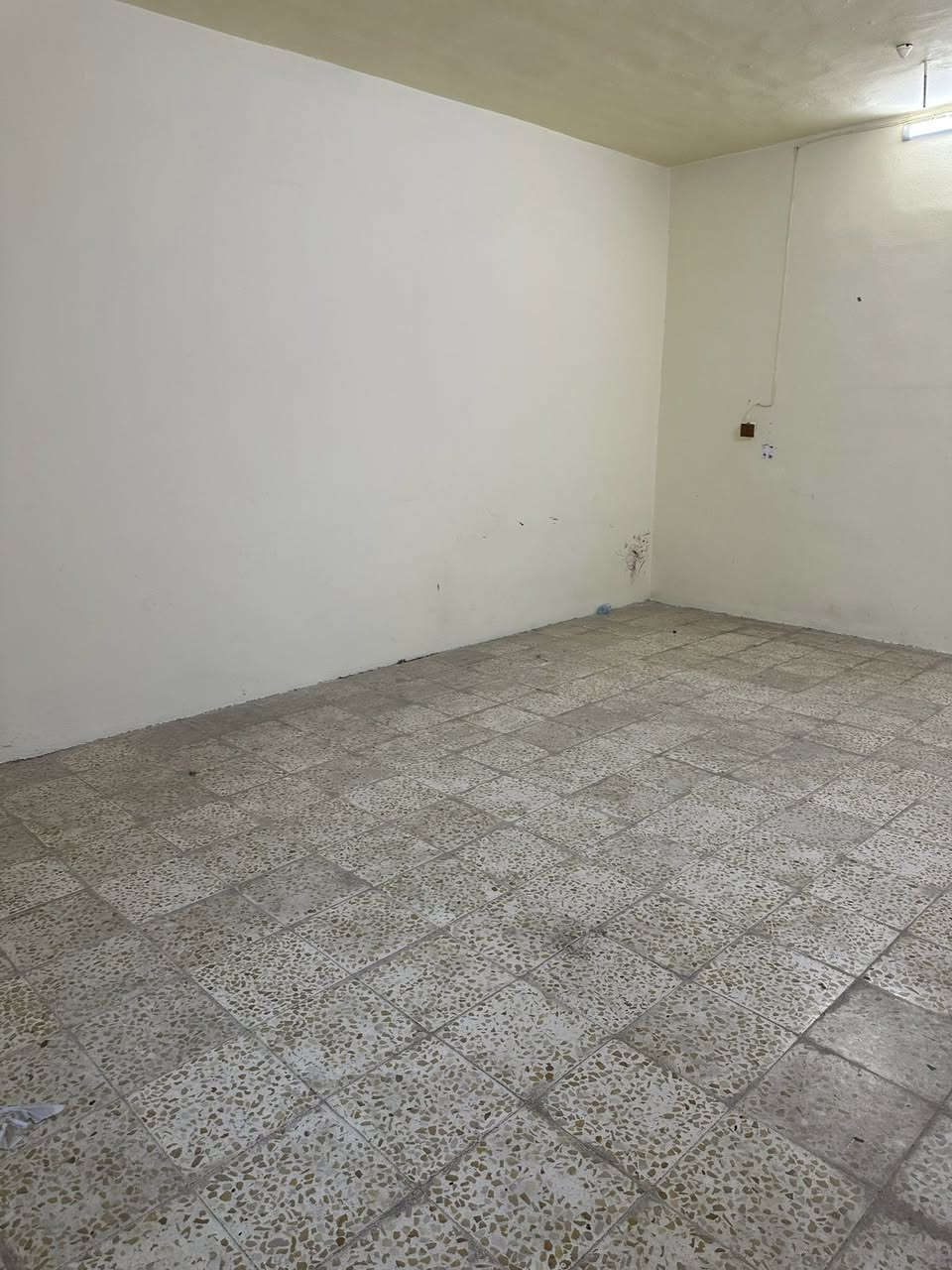 سلام عليكم
يتوفر بيت ل ايجار في حي الوحده المساحه 300 متر طابق ونص 
الطابق الأول كراجً حديقه هول واستقبال ومطبخ وغرفت نوم وحمام 
الطابق الثاني غرفتين نوم وحمام وهول 
***********
***********
