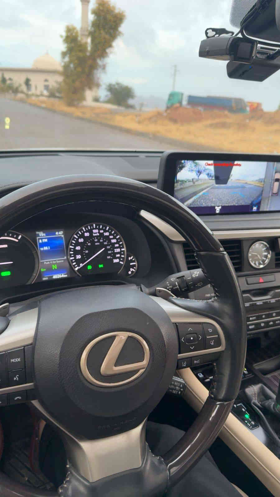 لكزز RX450 هايبرد
موديل 2021 كلين تايتل بدون دعم وصبخ وشخط 
عدد الكليومترات 40 الف كيلومتر السيارة جديدة جدا 
السيارة اعلى فئة من نوعها يعني فول فول 
المواصفات 
*محرك 6V سلندر بنزين و هايبرد 450 
*مقاعد جلد بيجي تبريد تدفئة خزن 
*ستيرن كهربائي وتدفئة وفول تحكم 
*رادار امامي خلفي وجوانب وسياقة شبه ذاتيه واوتو بريك قبل الاصطدام امامي وخلفي واوتو هولد عند التوقف
*اربعة كاميرات محيطية امامي وخلف وجوانب وشاشة معلومات كبيرة 
*داتا شو  
*صندوق كهرباء
*تشغيل عن بعد
*بردات خلفية
*انارة محيطية مخفية 
*شحن وايرلس
*ثلاث وضعيات قيادة اقتصادي ونورمل وسبورت 
*لايتات led ثلاث عدسات وفول اوتو يعني تتقسم من كيفه حسب الطريق مع زراكات تغسيل 
*بانوراما وليست سلايد 
*تبريد منقسم خلفي امامي 
*فول حساسات خلفي امامي مع مستشعرات مطر للجامة الامامي والنوافذ 

رقم سنوية هزة كله جديد

السعر 41000$ ومجال التوصيل
0770 842 1214 دهوك
