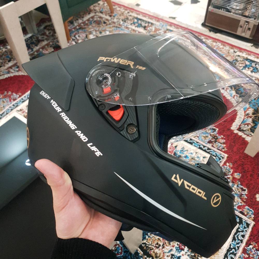 السـلـام عليكـ۾

خوذة دراجة LYCOOL Power 108 – COOL 
SEVEN
لون اسود طافي فك ثابت
جامه شفافة 
قياس M
الخوذة جديدة ونظيفة وبطانتها مريحه وبيها فتحات تهوية حقيقيات
حاصلة على شهادة DOT للأمان والسلامة
مكاني بغداد (حي اور) 