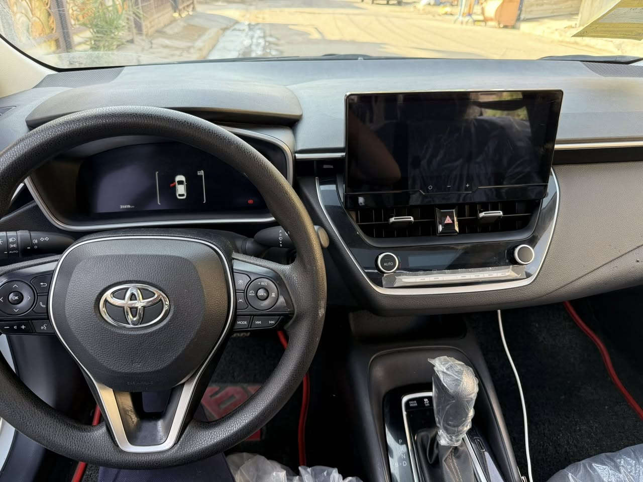 🔥 للبيع: تويوتا هايبرد 2025 - زيرو
السيارة بحالة الوكالة (لوووك) - سبير مانزل
• الموديل: 2025.
• العداد: 30 كم فقط (جديدة تماماً).
• المواصفات: فول مواصفات (فتحة سقف، شاشة كبيرة، بصمة تشغيل، بصمة أبواب، رادارات، تبريد لمس، لايتات LED، ويل كب بلادي مميز).
• الحالة العامة: السيارة جديدة جداً، الكراسي مغلفة بنايلون الشركة، السبير لم يستخدم.
• الضرر: تعديل بارد بسيط جداً في "الخشم" (موضح بالصور ولا يؤثر على جمالية أو أداء السيارة).
• الرقم: بغداد (الرقم الألماني الجديد) والتحويل مباشر باسمي.
📍 التفاصيل المالية والموقع:
• السعر: 147 ورقة (شدة و47 ورقة) وبيه مجال بسيط جداً.
• الموقع: بغداد - الزعفرانية.
• للتواصل: ***********

