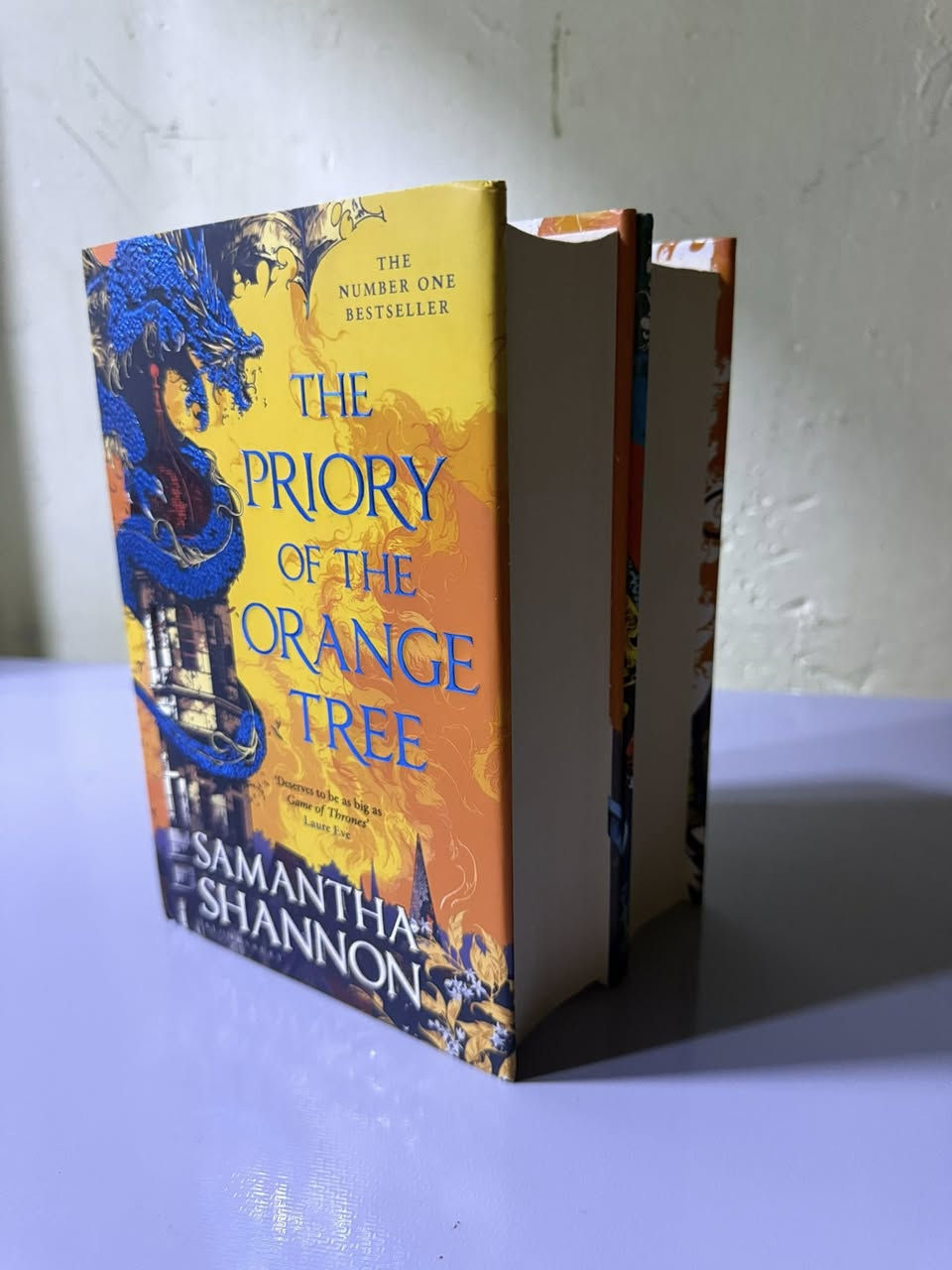 معروض للبيع
 the priory of the orange tree
A day of fallen night

نسخ اصليه غير مستعمله السعر للكتابين 35 الف 

The Priory of the Orange Tree هي رواية فانتازيا ملحمية ضخمة للكاتبة Samantha Shannon، صدرت عام 2019، وتُعد من أشهر أعمال الفانتازيا الحديثة.

الفكرة العامة (بدون حرق)

تدور الأحداث في عالم خيالي منقسم بين ممالك وثقافات مختلفة، يعيش تحت تهديد تنين قديم ومرعب يُعرف باسم The Nameless One. بينما تقترب نبوءة قديمة من التحقق، تجد شخصيات من أنحاء العالم نفسها متورطة في صراع قد يحدد مصير البشري.
A day of fallen night

A Day of Fallen Night هي الرواية الثانية في عالم Roots of Chaos للكاتبة Samantha Shannon، لكنها تحدث قبل أحداث The Priory of the Orange Tree بحوالي 500 سنة. صدرت عام 2023 وتُعد رواية مستقلة يمكن قراءتها دون معرفة مسبقة بالعالم، رغم أن معظم القراء يفضلون البدء بـ The Priory of the Orange Tree.  

بدون حرق

تدور القصة في فترة يُعتقد فيها أن خطر التنانين الشريرة قد انتهى منذ زمن طويل، لكن علامات قديمة تبدأ بالظهور من جديد. الرواية تتبع عدة شخصيات رئيسية من مناطق مختلفة من العالم.


**إذا كنت صاحب هذا الإعلان وتريد حذفه لأي سبب، رجاءا أرسل رسالة إلى الدعم الفني**