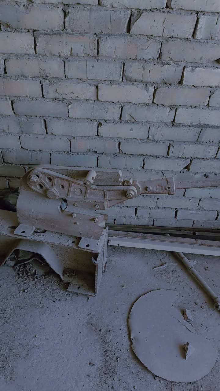 ✅ يقص حديد بسهولة (فلانج، زاوية، صاج)
✅ هيكل حديد قوي يتحمل الضغط العالي
✅ نظام ذراع (Lever) يعطيك قوة قص عالية بدون جهد كبير
✅ دقة بالقص ونظافة بالحافة
✅ ثابت على الأرض (يتركب بالبراغي)
📏 مناسب لقص سماكات مختلفة حسب نوع الحديد
🛠️ شغال، بس بيه شوية لايح ومزنجر بسبب المطر
🔧 يحتاج دهن (شحم/زيت) وحركة مستمرة ويرجع مثل طبيعته
💰 السعر مناسب وقابل للنقاش 100 الف
📞 للتواصل واتساب: (***********)
