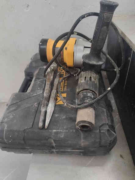 سلام عليكم ورحمه الله وبركاته
دريلين كسار للبيع واحد بالفلينه والثاني مستعمل قليل مكاني حي العسكري ***********
