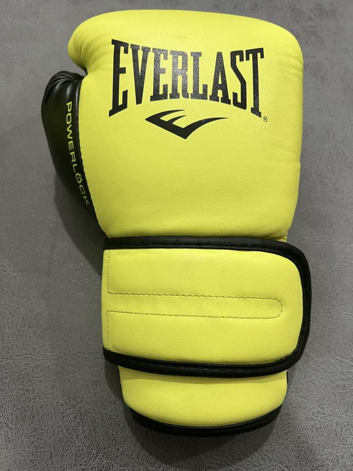 تجهيزات ملاكمه و  فنون قتاليه و رياضه مستعمله بضع اشهر 
يوجد توصيل للاستفسار على خاص او على ***********
١-جفوف ملاكمه power lock 2 everlast اصلي (٦٥) دينار
٢-باندج ملاكمه و قتال ufc خمسه متر 5m (٥) دينار
٣-سيت أوزان دمبلص مع حافضه (0.5kg-1kg-1.5kg) (٢٥) دينار
٤-حبل قفز سرعه ريبوك rebook speed robe اصلي (٢٠) دينار
مستعمل شهر
٥-كرة ردة الفعل ربطة الرأس Reflex ball (١٠) دينار
