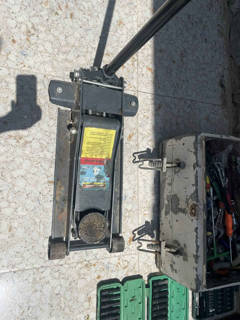 دوکانێکی کامل بۆ فرۆشتن 
کۆمپرێسەر ٢٥٠ لتر
تاقم بۆکس و ئیسپانی
جەگی ٤ تەن 
دەمانچەی هەوا 
سعری هەر هەموی 5گەڵا 
***********
