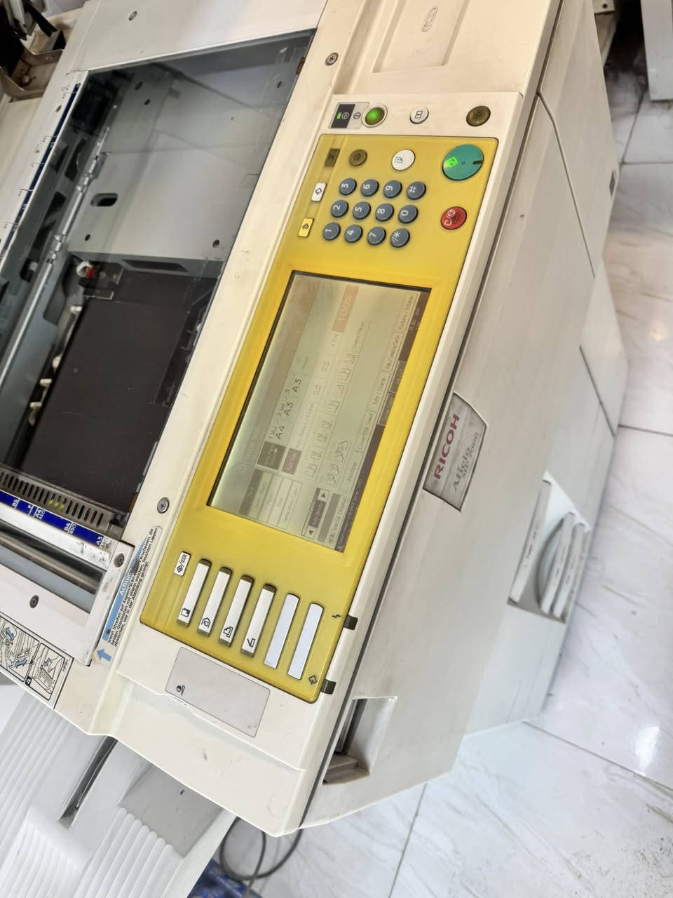 السلام عليكم 
جهاز ريكو للبيع
Mp7000
للتواصل 
***********
