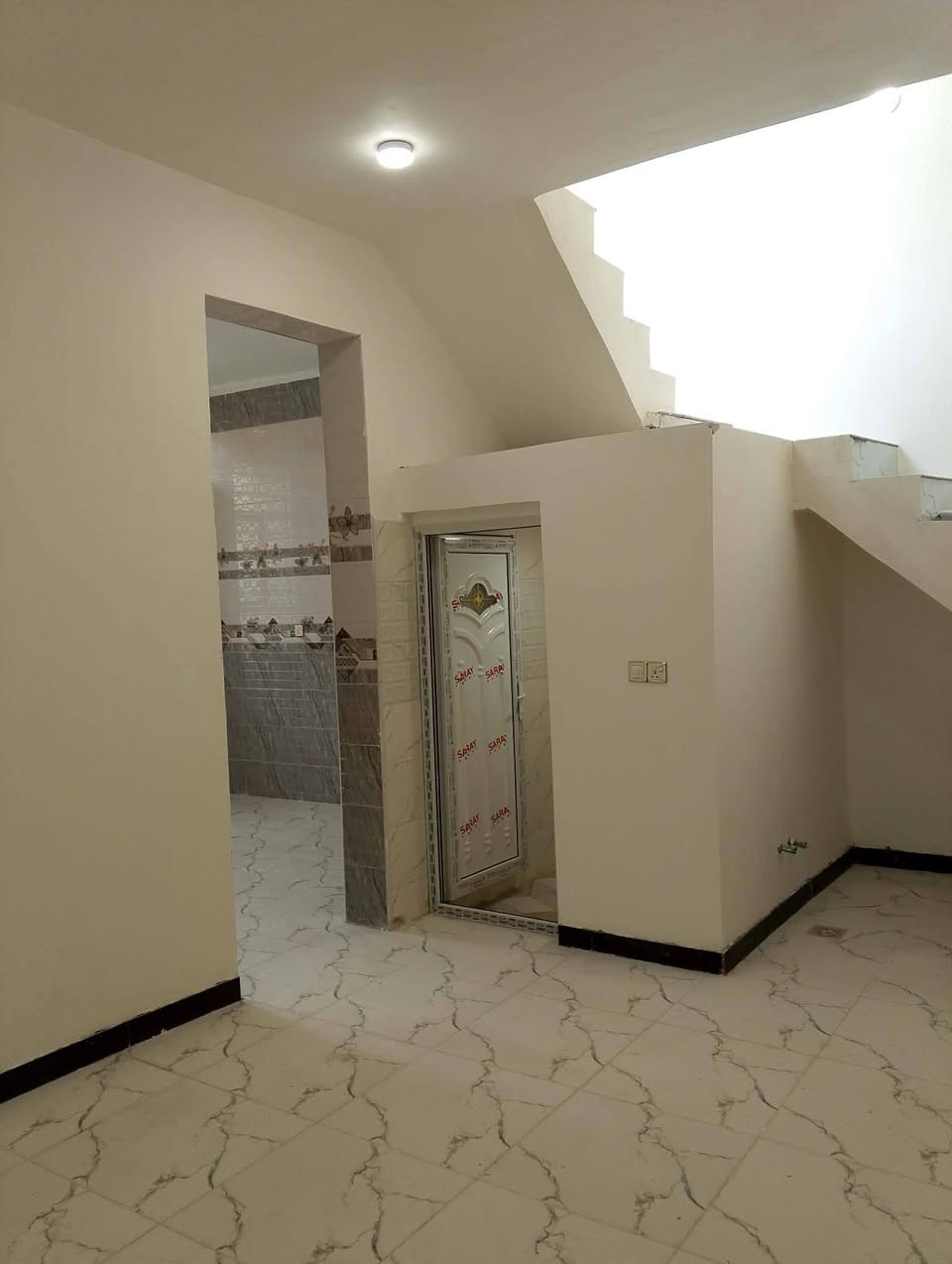 بيت زراعي للبيع بل سديناويه قرب الدوله المساحه 100 البناء طابوق كونكريت مسلح ***********
