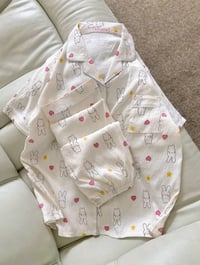 أعرض طقم بيجامة ناعم ومريح برسومات كرتونية لطيفة على شكل أرانب وقلوب، ...