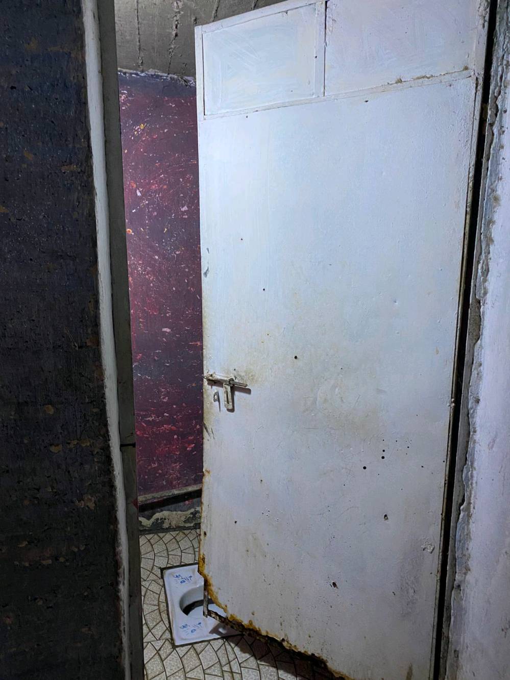 بيت البيع في ديالى بعقوبه البيع مساحته 600 البناء 260 وحديقه سعر 55 مليون
تگليلي شنو تفاصيل الدار بالضبط: شكد عدد الغرف والصالات والمطبخ والحمامات؟: 
غرفتين وهول واستقبال وحمام توليت دخليات ومطبخ 
وين موقع الدار بعقوبة بشكل أدق؟ أي حي/منطقة وقريب من شنو معلم أو شارع معروف؟: 
مرور ديالى 
البيت طابق واحد لو طابقين؟ وشنو عمر البناء وحالته العامة: جاهز للسكن لو يحتاج تصليح؟: 
طابق واحد
الطابو شنو نوعه؟ وهل الملكية صرفة ومكتملة لو بيها ملاحظات؟: 
 زراعي صابون صرف  سند 25 
السعر 55 مليون نهائي لو قابل للتفاوض؟ وإذا تريد، شنو أفضل طريقة للتواصل وياك؟: 
رقم الهاتف بيه قليل تفوض  ***********