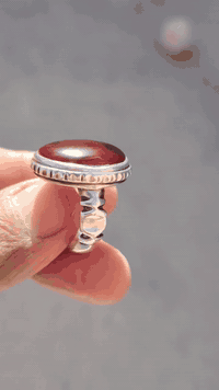 السلام عليكم
متاح محبس يماني كرزي قطعه في قمة الروعة والجمال أمام عيونكم صياقه ثقيله جدآ السعر 100 ألف مكان النجف ***********
