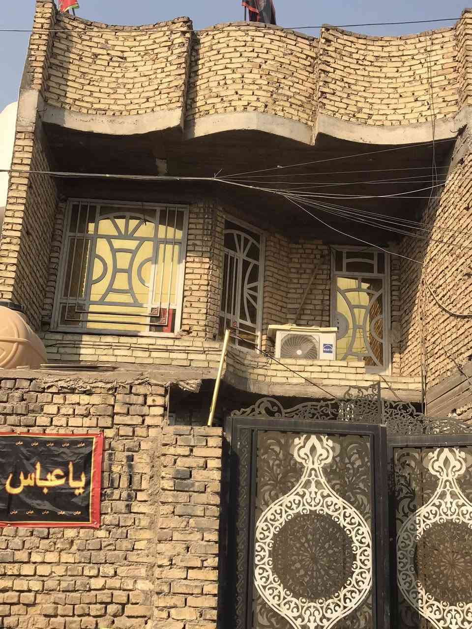 السلام عليكم دار للبيع في منطقة الاورفلي مقابل جامع المصطفى من جهةٍ شركة الانوار المساحة ١٥٠م الواجهة ٦م النزال ٢٥م طابقين الطابق الاول /گراج+استقبال+غرفةنوم+صالة +مطبخ حار ومطبخ بارد +منور+صحيات خارجية وصحيات داخلية                                         الطابق الثاني/٣غرف نوم+صحيات/سند مستقل/للاستفسار ***********@
