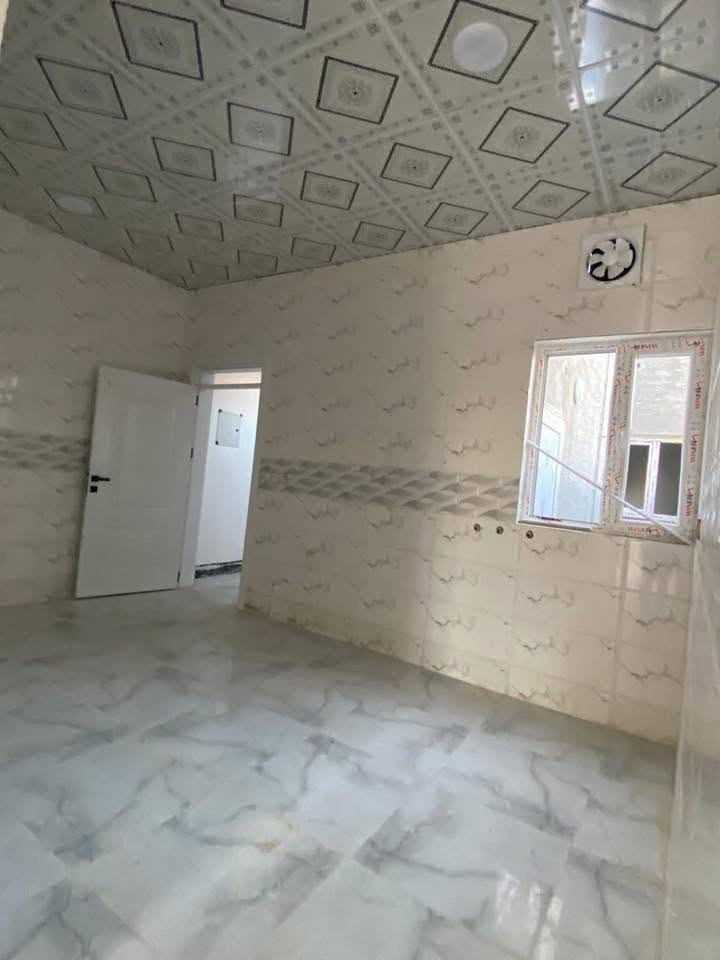 السلام عليكم للبيع دارين زيرو في تكريت الديووم 
حي التوحيد بنص السكن والخدماات وقرب جامع
الويس والمدارس والمستوصف و ايضاً قريبه جداً 
على شارعيي 30 وشارع 60م الرئيسي مساحه الدار
الواحد 100متر 5متر&20متر طابقين يحتوي على 
غرف نوم 3 وأستقبال وصاله ومطبخ و 3 صحيات
البيت شغل جناي درجه أولى وسعره جداً مناسب  
للأستفسار أكثر مراسله الخاص أو مراسله الواتس
أو الأتصال مباشر بالرقم: ***********📞
