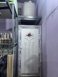 كراسي عدد 30  ميز عدد 6 قياس متر في متر  كامرات منضومه  بلازمه حجم 55 ...