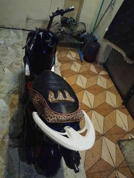 السلام عليكم دراجه ماكس عدله  للبيع مكينه ٤٩ بلاد ما مفتوحه ما مخلي عليها سبانه عالكور مالتها ابد نضيفه شلعة ومعدل  مكاني بغداد دورة سعرها ٤٢٥ الف وبيها مجال.
*********** بي واتساب
