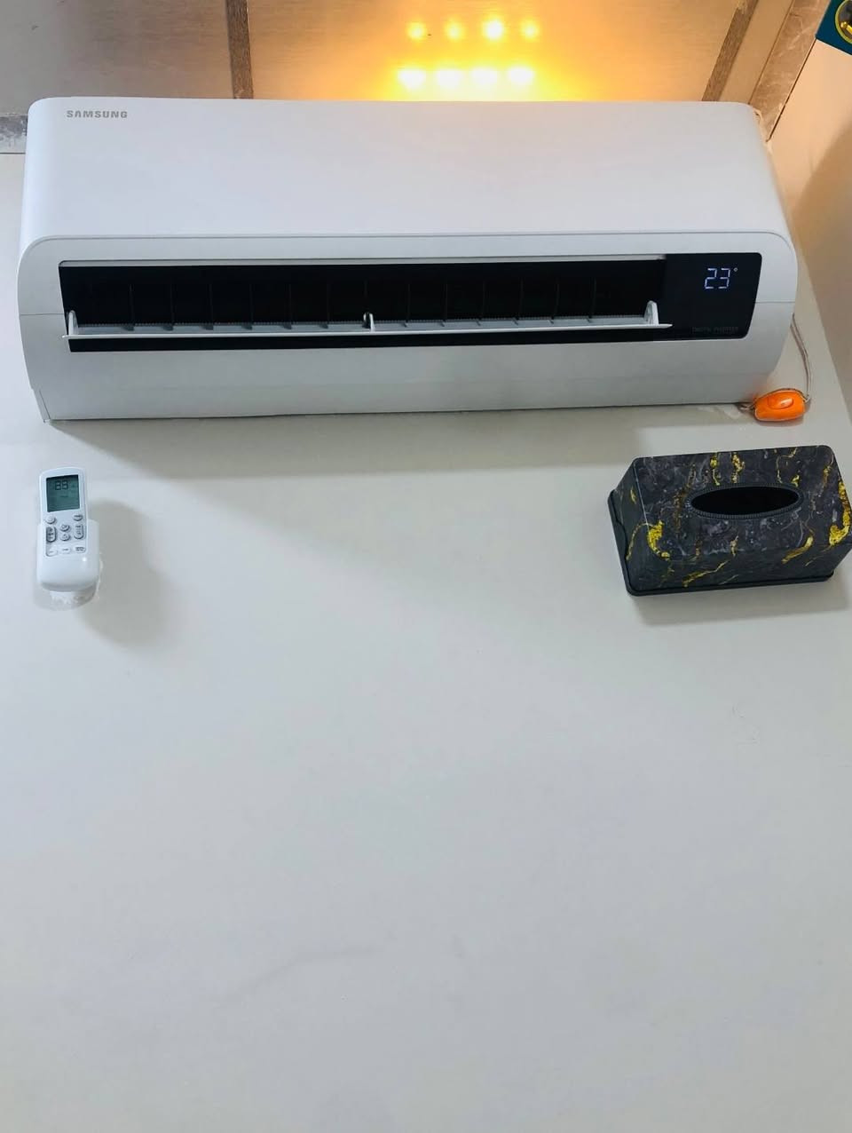 سبلت سامسونج إنفرتر (1 طن) - بحالة الوكالة! ❄️
​سامسونج إنفرتر (Samsung Inverter) الأصلي، حجم 1 طن، تبريد ثلج وتدفئة نار، بنظام ذكي واقتصادي جداً.
​🌍 بلد الصنع: سامسونج الأصلي - صنع في أندونيسيا (تايلاندي)، جودة ومتانة مو تجميع تجاري.
​🔥 تحمل درجات الحرارة العالية: مجهز بكومبريسور استوائي ثقيل يتحمل درجات حرارة قاسية جداً تصل إلى 54 درجة سيليزية، يشتغل بكفاءة عالية ويبقى التبريد مستقر وثابت بدون أي فصلة بلهيب الصيف.
​⚡ نظام التحكم بالأمبيرية (خمس مراحل): السحب والتثبيت يبدأ من 2 أمبير، 3 أمبير، ويصعد لحد 5 أمبير فقط، ويشتغل على المولد وعلى الوطني بكل استقرار (مرفق بالمنشور صور للجهاز وهو شغال ومثبت على الأمبيرية أمامكم)، يعني يشتغل على أقل إشتراك مولد وينسيك فصلة الجوزة تماماً!
​🧪 نوع الغاز: يعمل بغاز R410a الأصلي (اقتصادي وبكفاءة تبريد عالية).
​🛠️ شرط الفحص والتشغيل: الجهاز مشدود وجاهز للفحص أصولياً؛ المشتري يجي يعاين ويشغل على المولد وعلى الوطني ويتأكد من الكفاءة والتبريد بنفسه قبل أي شيء، والبيع بشرط التجربة والضمان.
​✨ حالة الجهاز والضمان: مستخدم شيء قليل جداً وبحالة الوكالة، السبلت أخو الجديد، جلخ واحد ما بيه، والقطع الداخلية والخارجية بحالة ممتازة وبشرط الفحص (تنويه: ضمان الشركة الرسمي بعده موجود وشغال للجهاز، وسعر الشراء الأصلي 750,000 دينار).
​💡 تنويه للشراي الصامل: تلقي أرخص بس ما تلقي مثل هالمواصفات والنظافة والضمان. النظيف يعبر عن نفسه والي يعرف الأصلي يقدر قيمته.
​📱 تشغيل ذكي عبر الواي فاي (Wi-Fi): التحكم بالسبلت وتشغيله أو إطفاؤه من الموبايل حتى وأنت خارج البيت!
​🎛️ تحكم كامل عن بعد: تحكم مريح وسلس بكل الخصائص والمودات عن بعد باستخدام الريموت.
​📊 كفاءة عالية: سعة تبريد فعلية تبلغ 12,200 BTU/h مع تدفئة قوية جداً.
​🔍 الموديل بالكامل: AR12ASHYGWKN.
​سبب البيع: عدم التفرغ.
​❄️ الموقع: الموصل - حي الانتصار - على الشارع العام - مقابل مدخل القدس
💰 السعر المطلوب: 600,000 دينار (وبيه مجال للشراي الصامل)
​للتواصل والاستفسار (واتساب):
📱 ***********
📱 ***********
