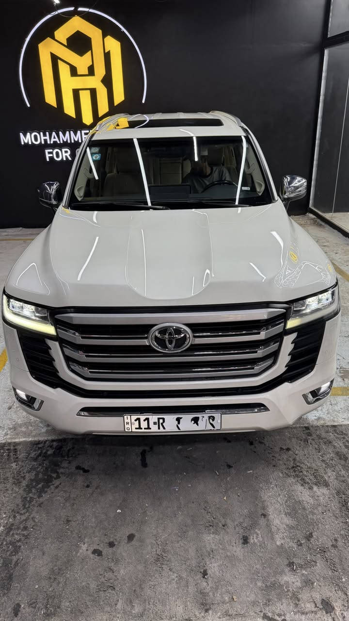 السلام عليكم 🌟  

للبيع Toyota Land Cruiser موديل 2023  
فئة VX — محرك توين تيربو  

📌 الممشى: 58 ألف كم  
📌 ضمان شركة SAS  

✨ المواصفات:  
✔️ حساسات أمامية وخلفية  
✔️ رادار + مانع تصادم  
✔️ تدفئة وتبريد للمقاعد الأمامية والخلفية  
✔️ شاشات أمامية وخلفية  
✔️ نظام تعتيم للمرايا  
✔️ تحديد سرعة + تنبيه خروج عن المسار  
✔️ مقاعد كهرباء مع حفظ وضعيات  
✔️ ستيرن كهربائي مع حفظ  
✔️ مرايا قلاب عند الرجوع  
✔️ وضعيات قيادة متعددة  
✔️ نظام نزول وصعود المنحدرات  

🔹 السيارة مكفولة كفالة عامة  
🔹 ملاحظة: بارد خفيف بباب السكن  
🔹 السيارة باسمي والتحويل ثاني يوم  

📍 بغداد / الدورة  
📞 ***********  
اتصال أو واتساب  
السعر خاص او الاتصال على الرقم +واتساب

