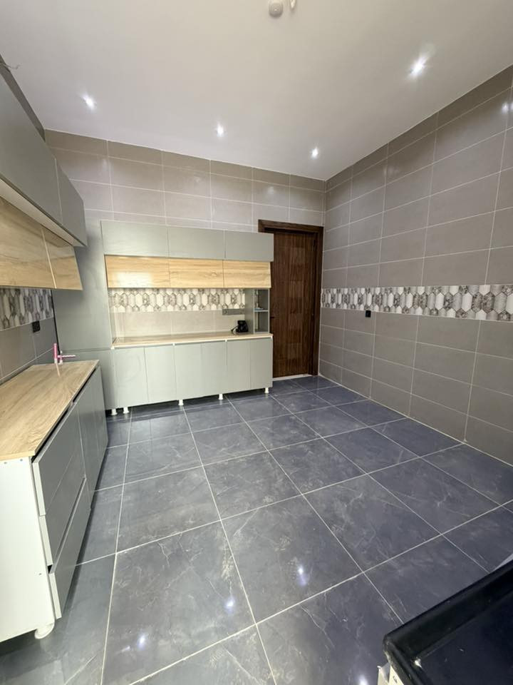 150 متر بيت 
زراعي سند 25 
جديد غير مستخدم 
مؤثث
طابقين 
4 غرف نوم 
3 حمامات 
طابوق
رفت 
نظام كامرات 
ديكورات 
ماء + كهرباء + مولد 

ناحية الرشيد 
محمودية 
خلف مجمع الطرق والجسور
يبعد عن الشارع العام 300 متر 

للبيع 
للاستفسار التواصل 
***********
