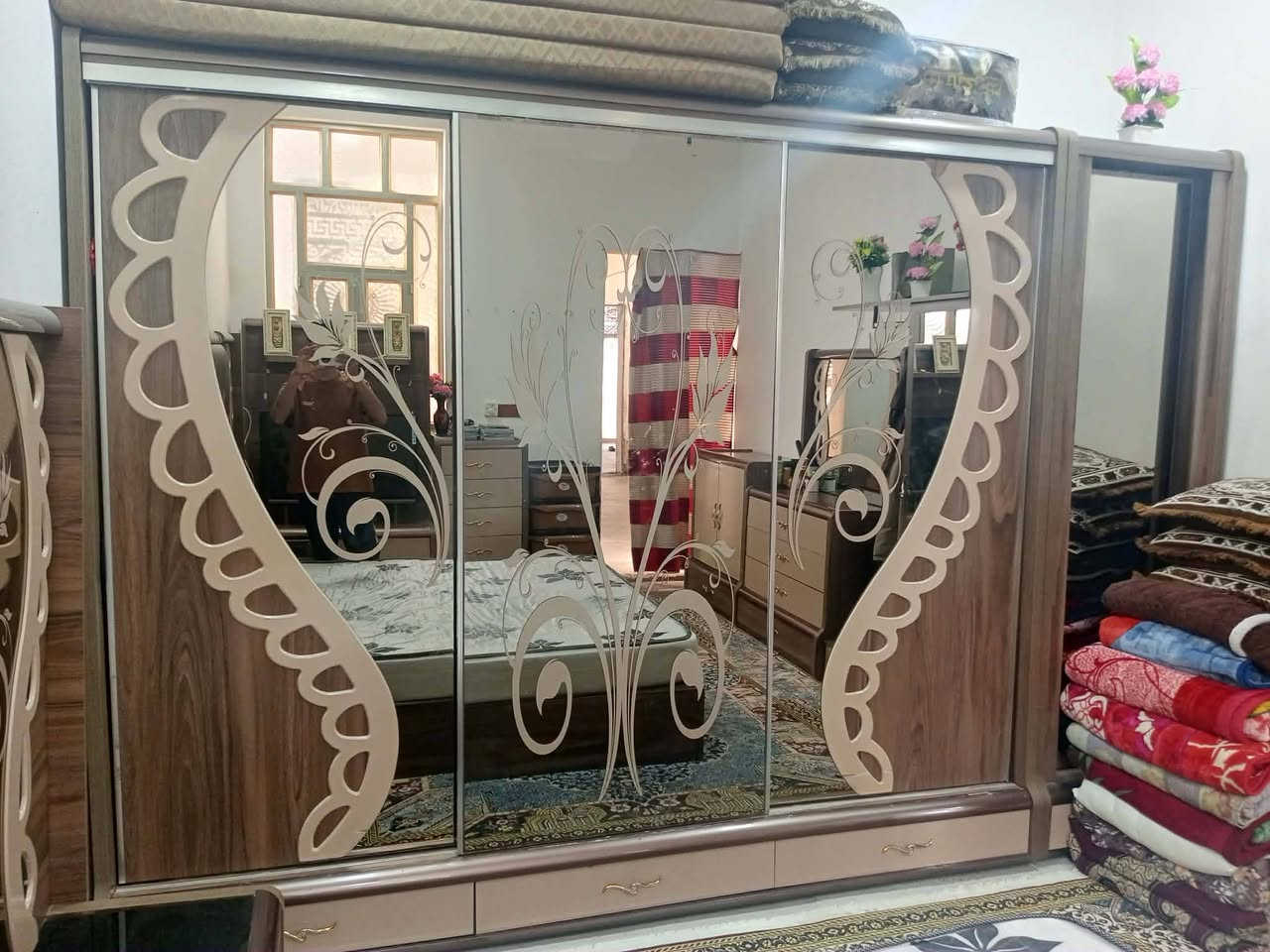 عندي غرفه اخشاب تركيه البيع متكونه من 11 قطعه سعر 800 وبيه مجال رقم ***********
