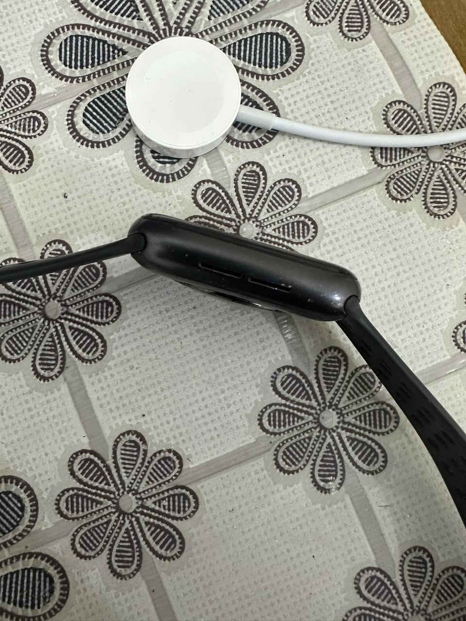 ساعه ابل جيل 6
نضافه 80%
نسبت مطارين 79%
ساعه عله ايدي ما مفتوحه  سعره 140 
فقط كورتونه ضايحه اطيك كيبل اصلي
مكاني كربلاء رقمي*********** 
متوفر توصيل
