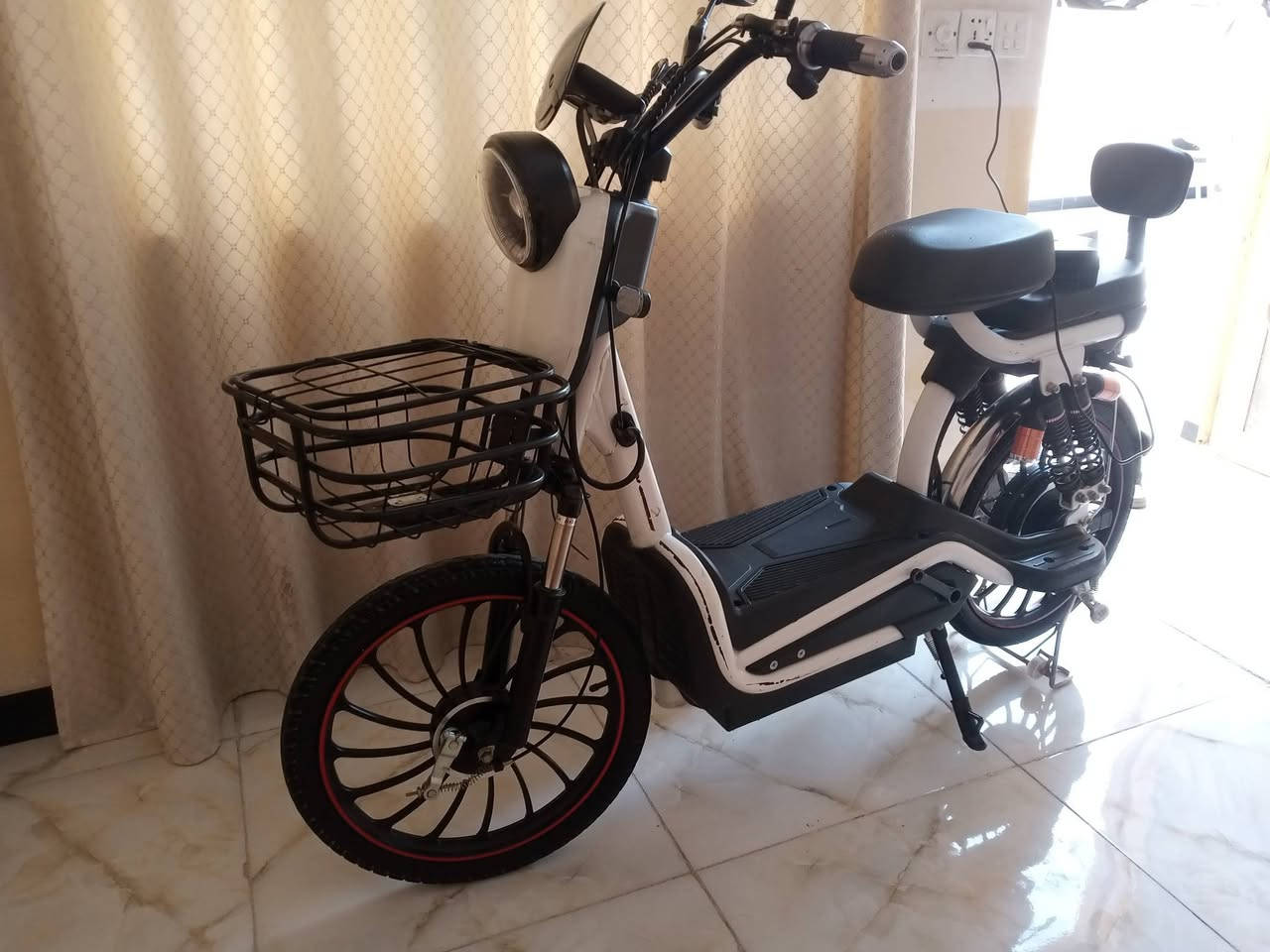 سلام عليكم 
دارجة شحن للبيع 
استخدام 8 اشهر 
بيع ب 150 
الدراجه 6 بطاريات  ضعيفات يعني يمشن 2-3 كيلو 
الدراجه كامله غراضه
باقي التفاصيل خاص
مكاني واسط كوت


**إذا كنت صاحب هذا الإعلان وتريد حذفه لأي سبب، رجاءا أرسل رسالة إلى الدعم الفني**