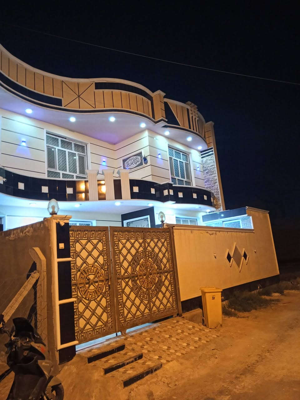 اللهم صلي على محمد وال بيت محمد
بيت في ابي غرق مساحه 200م
بناء حديث يحتوي على غرفتين وصاله وغرفة طعام واستقبال ومطبخ حار وبار 
استفسار أكثر اتصال على الرقم***********
