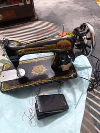 كاونتر نضيف ب٢٠٠ ومكينه شغاله نضيفه مع الميز مالته ب٨٠ الشراي يتصل 077...