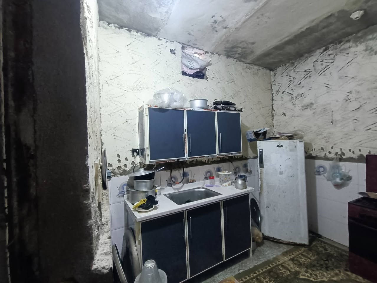 السلام عليكم ورحمه الله وبركاته
بيت بشارع ٨٠ قرب مسجد الرحمن قريب ع شارع العام 
مساحة ١٠٠ م بي غرفتين نوم وصالة وصحيات ومطبخ ومنور داخلي وخارجي مشمول بالتطويب وعدنة ورقة مجلس محافظة الأرضية كلها سيراميك للبيع ب١٤ مليون وبي مجال قليل فقط
***********
