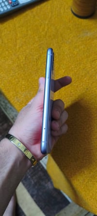 ايفون ١١عادي  ذاكره ١٢٨ بطارية ٩٠  جهاز كلشي شغال بي نضيف ١٠٠٪  صوته ك...