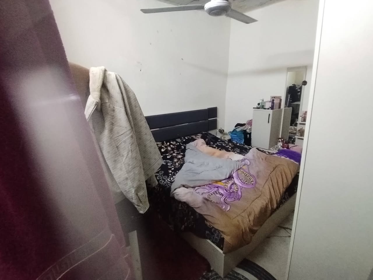 للبيع بيت ٥٠ متر تجاوز في منطقة جكوك مجمع المخيمات
يحتوي علة غرفة وصالة وممر صغير  +حمام ومطبخ خارجيات السعر ٣ مليون واذا تريدة مع الغراض هم عادي
***********
