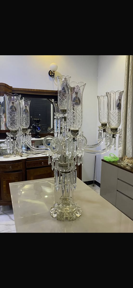 السلام عليكم ورحمة الله وبركاته 
يتوفر لدينا ثريات عدد 2 من النوادر جداً  
انتاج روسيا قبل اكثر من 100عام 
الثريات بحاله جيدة جداً 
السعر يرجى التواصل على الرقم  (غير متوفر على الانترنيت )
***********
