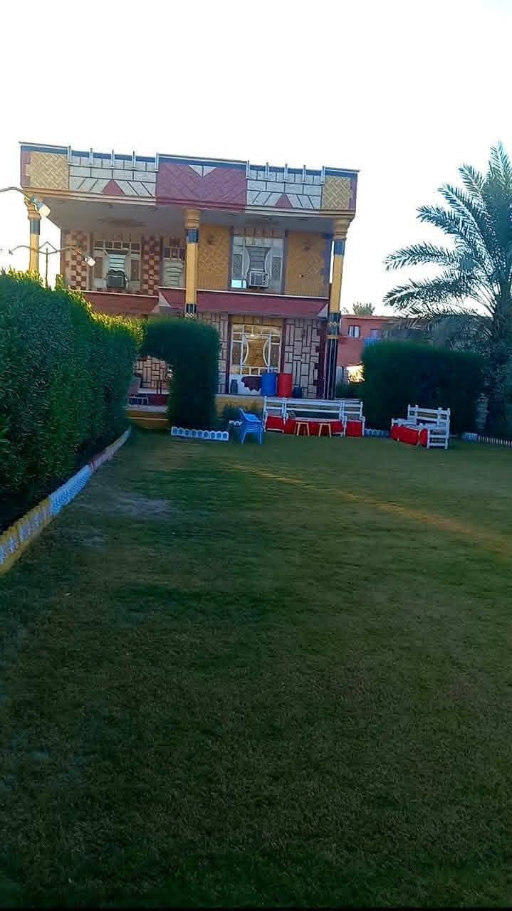 سلام عليكم يوجد بيت مساحه نصف دونم للبيع يحتوي على ٦ غرف نوم واستقبال ومطبخ وصحيات طابو زراعي سند ٢٥ تحويل بسم المشتري مباشر العنوان بغداد الراشديه قرب البحيره الاتصال على الرقم ***********
