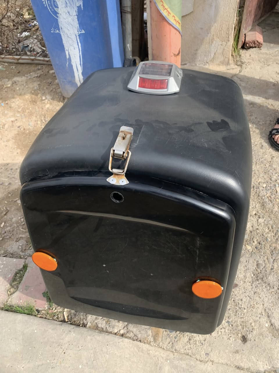 سلام عليكم خوذه مستعمله قليل وصندوك اسود هم استعمال قليل مكاني شعب سعره الخوذة 20بيها مجال  وصندوك سعره30وهم بي مجال  رقمي ***********
