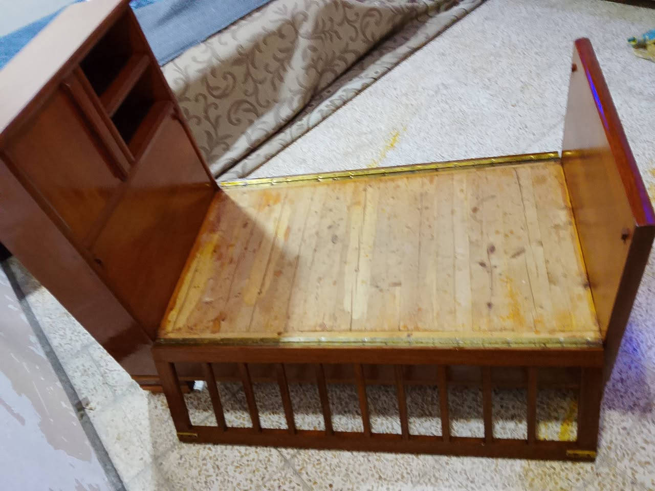 للبيع تخت مل طفال شغل توصي شرط طول 130وعرض70 محجل متحرك السعر 80الف شراي اتصل *********** عنوان موصل الجانب الأيمن سوق معاش قديم
