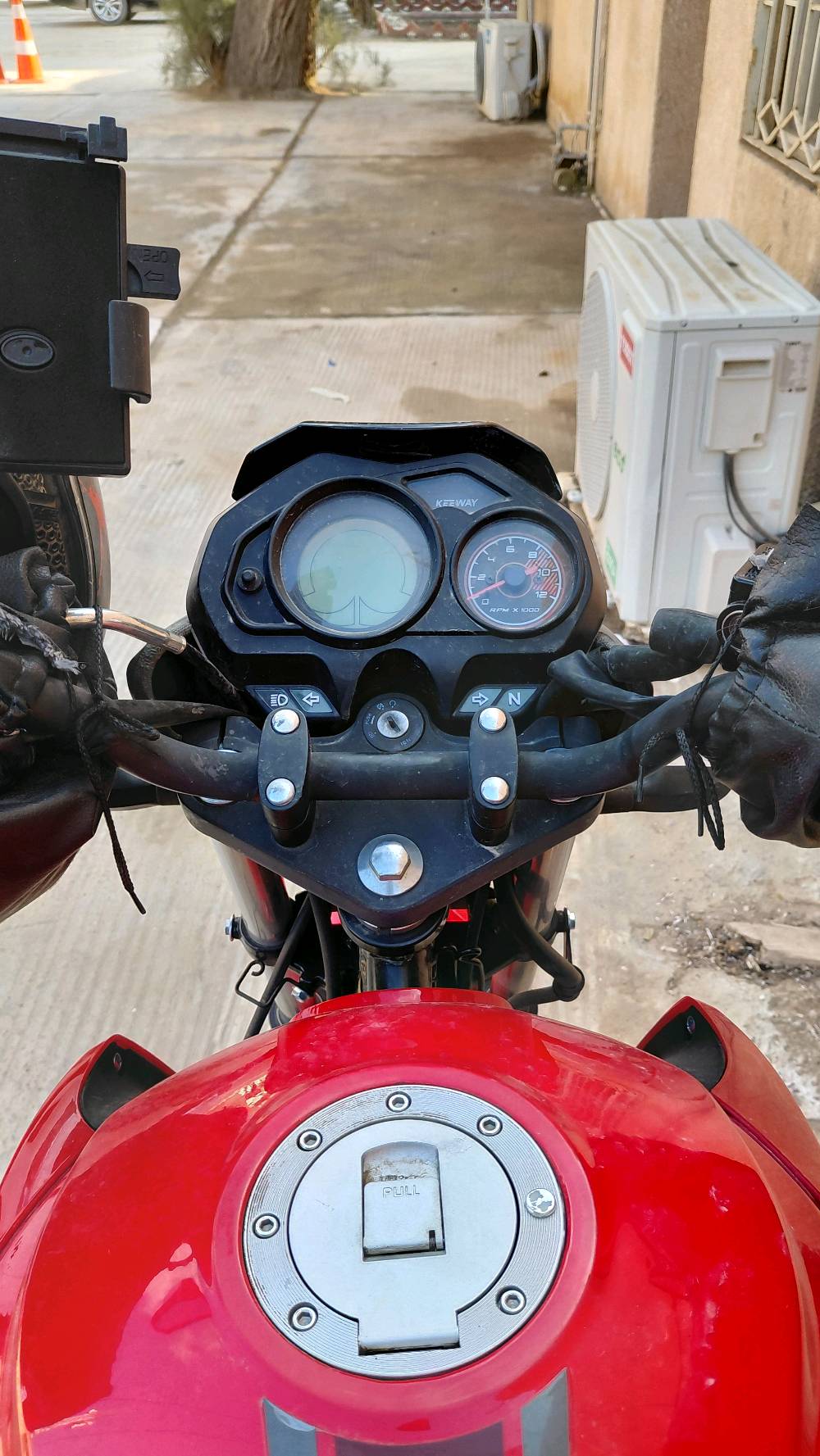 درّاجة نارية من نوع كيوي، لونها أحمر أسود، بحالة جيدة تعمل بمحرك بنزين متين. مناسبة للمدن والطرق الوعرة. فرصة رائعة للراغبين في شراء دراجة قوية وموثوقة.