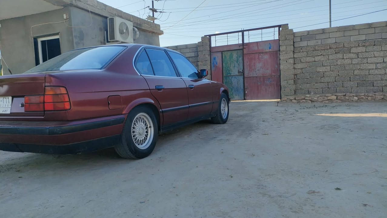 السلام عليكم
 (سيارة للبيع BMW)
حجم 520 موديل( 1991) گير عادي محرك كبس صبغ عام جمالية فقط  بدون معجون بدون تبديل شرط ومحرك وگير شرط فتحة سقف جامات كهربائي اثنين رقم نينوى ألماني سنوية لحد (2027) سيارة بأسمي تحويل مباشر كابون بانزين كامل السعر (53) وبيها مجال للاستفسار اكثر تواصل خاص او على الرقم التالي
 ***********
