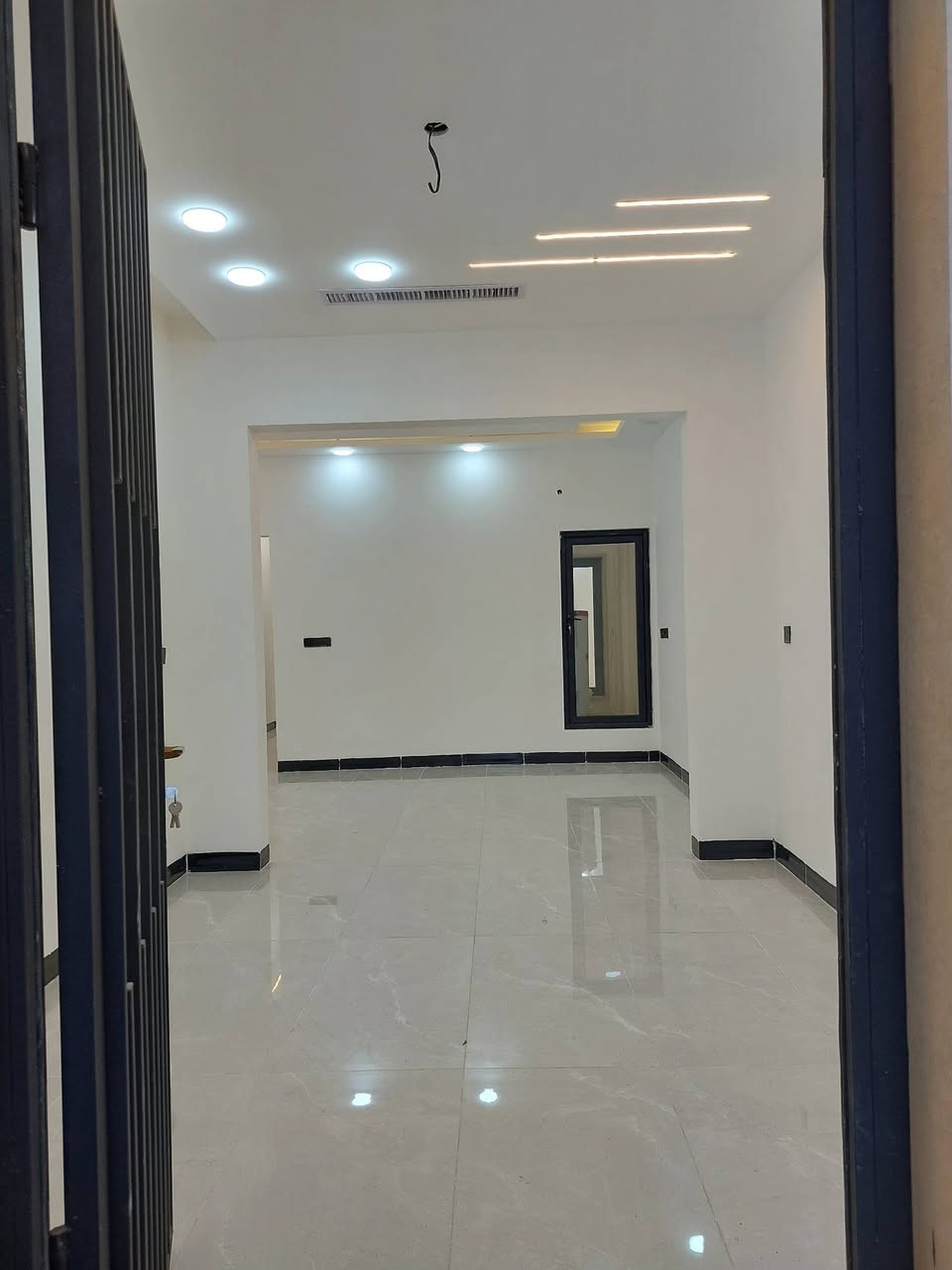 للبيع .
دار حي المشراق خلف مأكولات طماطم بدايه حي المشراق. 
المساحه ١٠٠ متر واجهة ٥ متر والعمق ٢٠ متر .
بناء حديث وتسليم فوري. 
يحتوي على ٤ غرف نوم وهولين واستقبال مع باقي المشتملات. 
يوجد تصوير فيديو لمراحل البناء من حدل وتسليح وباقي التفاصيل. 
لمزيد من المعلومات والسعر الرجاء الاتصال على أرقام المكتب لطفا. 
***********
***********
***********
او مراجعة المكتب في حي النور بعد دورة زيناوه بأتجاة دانيه ماركت مقابل صيدليه الكوثر.
